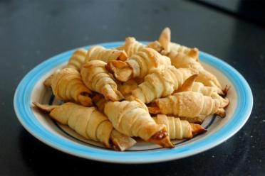 Easy Sour Cream Nut-Filled Shortbread Bagels with Jam
