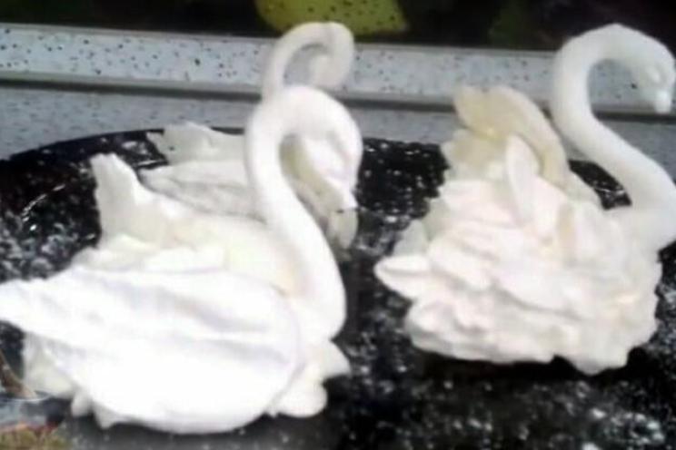 Elegant Meringue Swans for Valentine’s Day Elegant Meringue Swans for Valentine’s Day