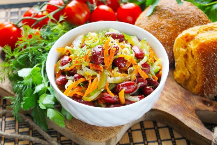 Quick & Healthy Bean Salad with Carrots & Onions