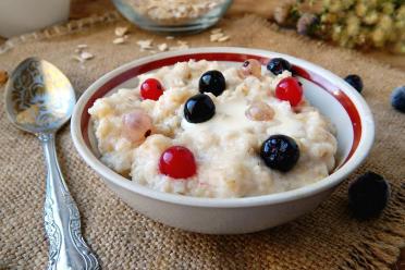 Quick Microwave Oatmeal with Milk