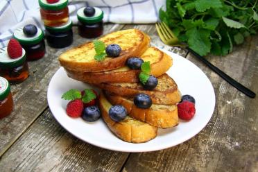 Easy French Toast with Tasty Toppings