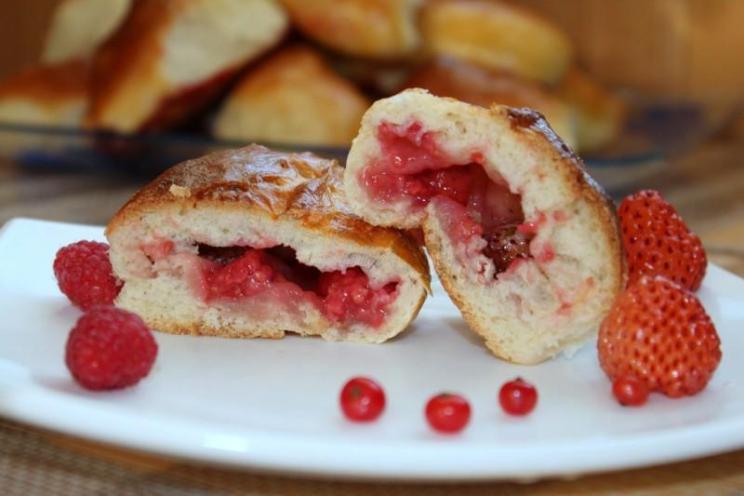 Oven-Baked Berry Yeast Pies