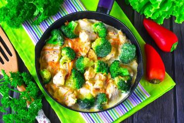 Creamy Chicken and Broccoli Skillet