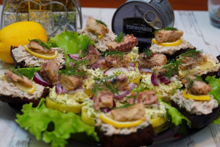 Easy New Year’s Mackerel Sandwich Appetizer