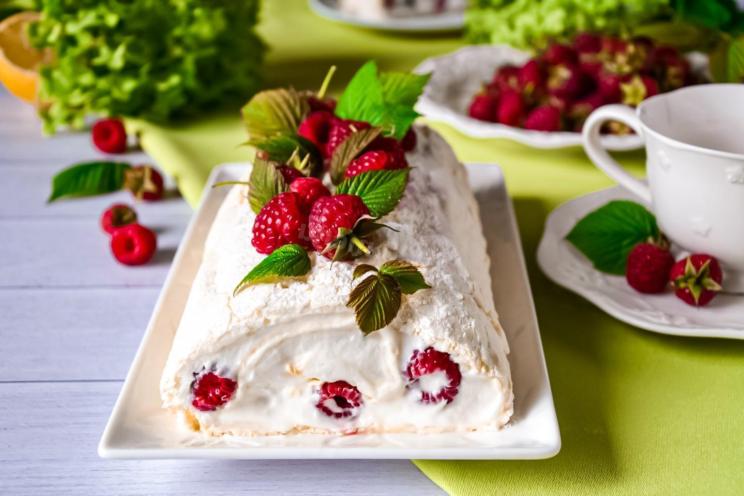 Raspberry Meringue Roll à la Anna Pavlova
