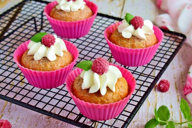 Easy Moist Carrot Cupcakes