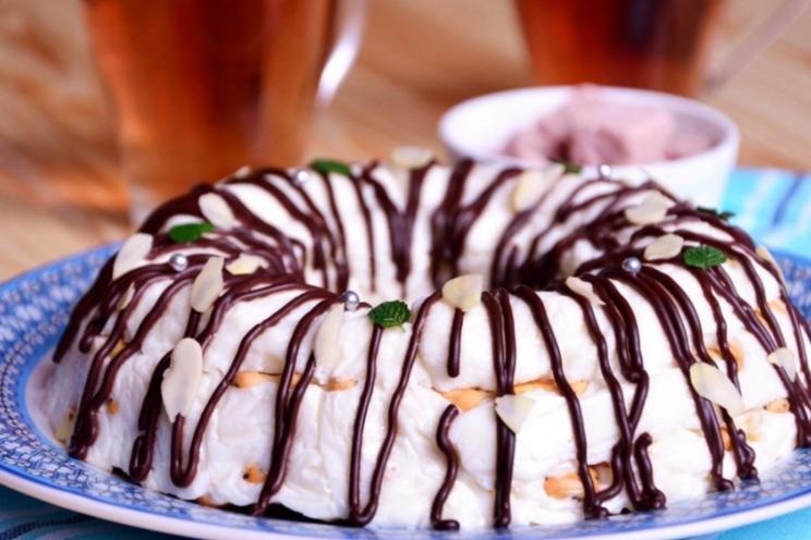 No-Bake Cracker and Sour Cream Cake