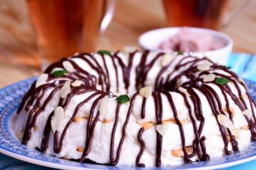 No-Bake Cracker and Sour Cream Cake