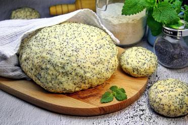 Fluffy Poppy Seed Yeast Dough