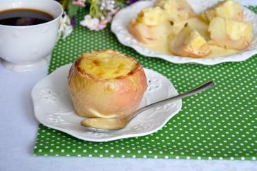 Portuguese-Style Baked Apples with Custard Cream