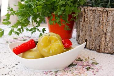 Spicy Pickled Green Tomatoes in a Jar