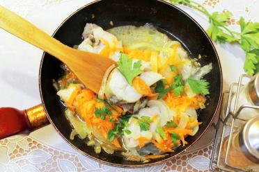 Quick & Easy Pan-Stewed Pollock with Carrots & Onions