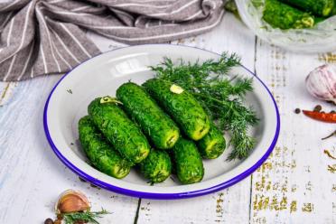 Garlic & Dill Bag-Pickled Cucumbers