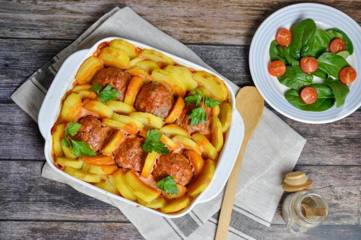 Oven-Baked Meatballs and Potatoes with Creamy Tomato Sauce