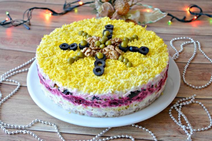Stunning Cake-Like Salad for Any Occasion