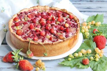 Berry and Sour Cream Jellied Pie