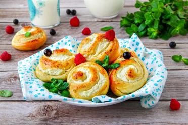 Fluffy Yeast Dough Buns with Cottage Cheese