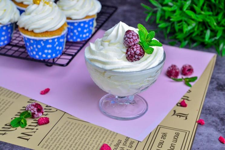 Simple Cream Cheese Frosting for Cakes and Cupcakes