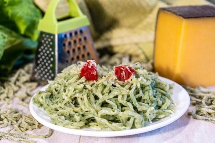 Spinach Egg Noodles with Chicken and Cheese Spinach Egg Noodles with Chicken and Cheese