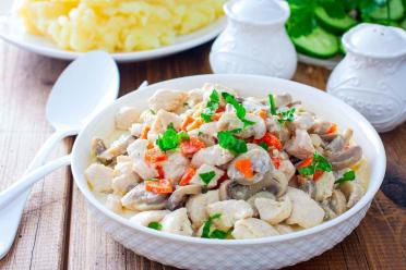 Creamy Chicken and Mushroom Stew