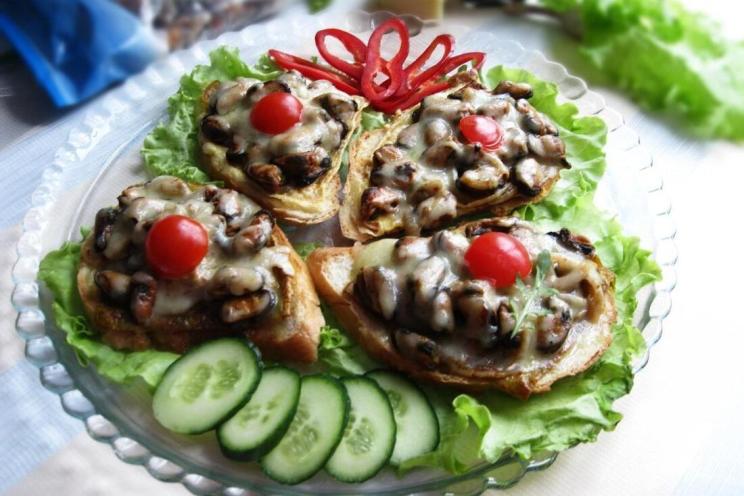 Cheesy Garlic Bread Mussel Melts