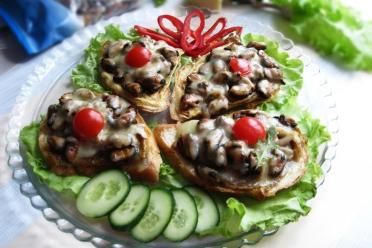 Cheesy Garlic Bread Mussel Melts