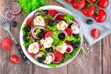 Tomato-Stracciatella Salad Delight
