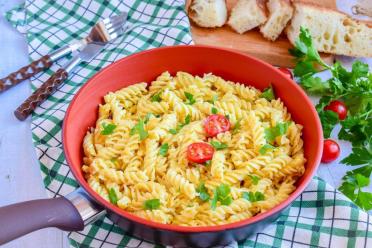 Quick Pan-Fried Mac and Cheese with Eggs