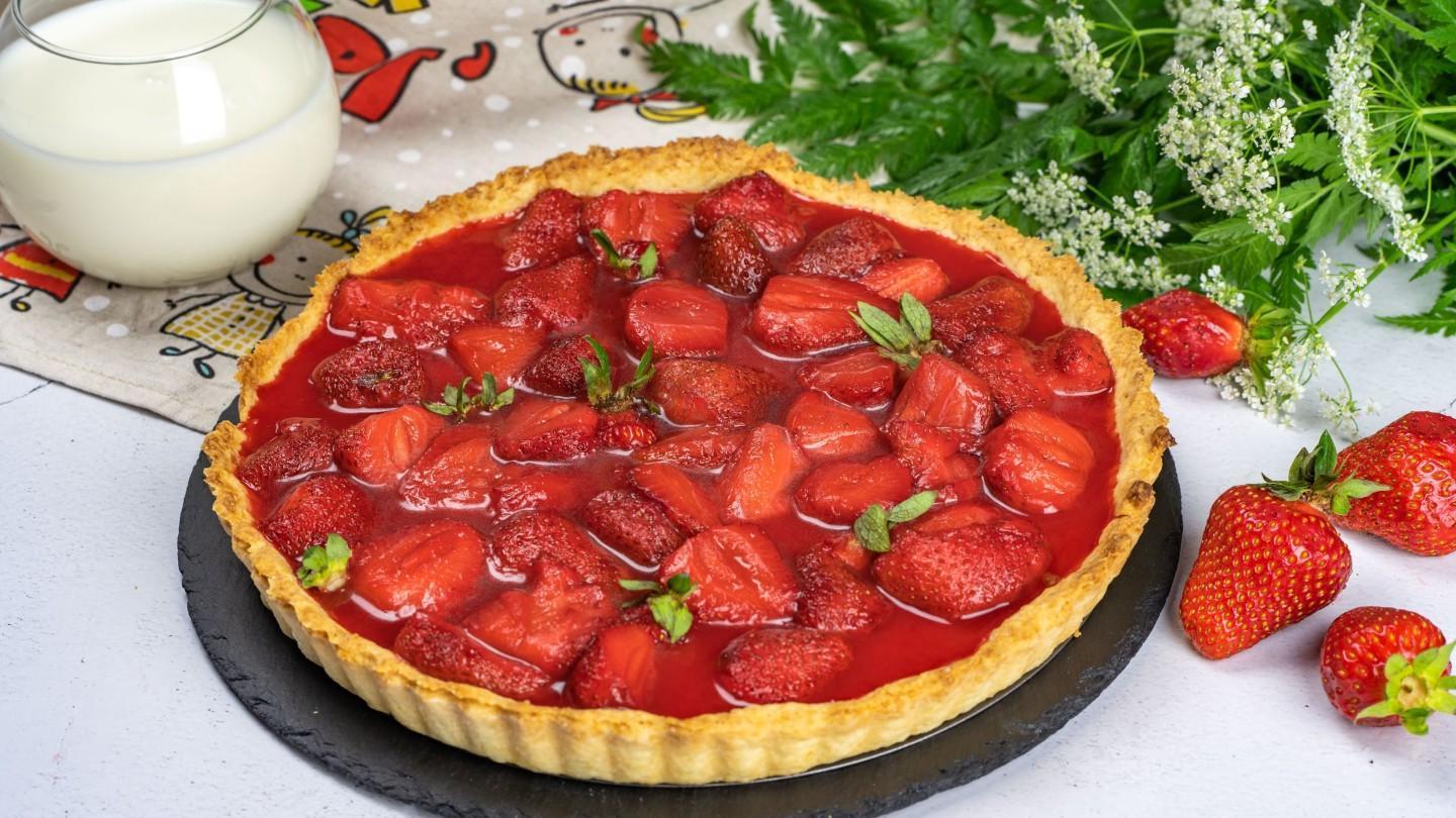 Strawberry Shortcrust Pie with Creamy Filling