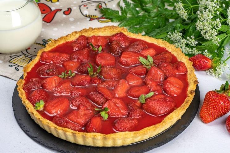 Strawberry Shortcrust Pie with Creamy Filling Strawberry Shortcrust Pie with Creamy Filling