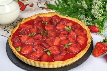 Strawberry Shortcrust Pie with Creamy Filling