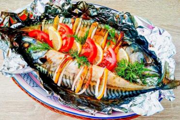 Oven-Baked Mackerel with Lemon and Onion