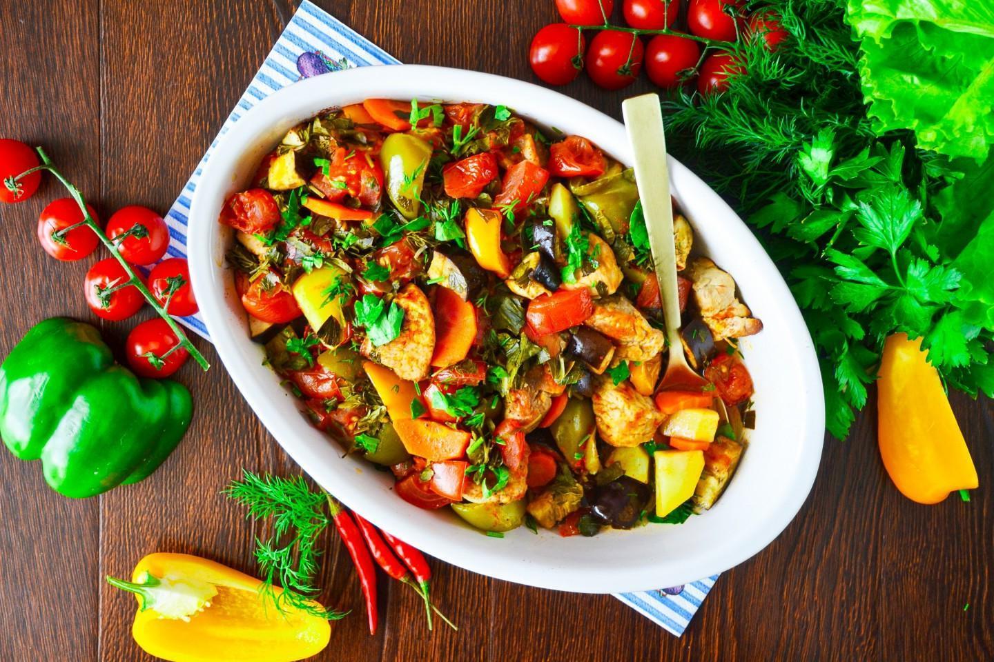 Hearty Oven-Baked Vegetable Stew with Meat and Potatoes Hearty Oven-Baked Vegetable Stew with Meat and Potatoes