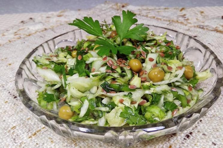 Fresh Cabbage and Cucumber Salad with Spinach and Herbs Fresh Cabbage and Cucumber Salad with Spinach and Herbs
