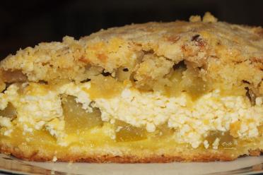 Easy Royal Apple-Vanilla Cottage Cheese Cheesecake