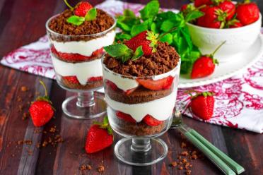Strawberry Chocolate Trifle Cups