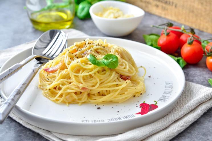 Classic Spaghetti Carbonara: Quick & Tasty Family Dinner Classic Spaghetti Carbonara: Quick & Tasty Family Dinner