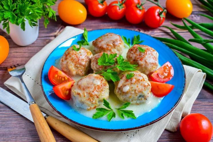 Quick and Juicy Meatballs in Sour Cream Sauce Quick and Juicy Meatballs in Sour Cream Sauce