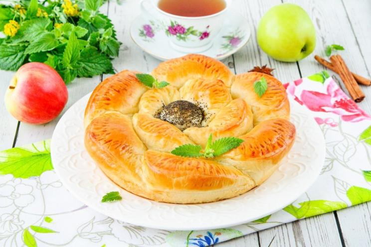 Apple Blossom Yeast Dough Pie
