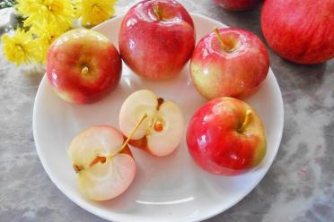 Easy Homemade Pickled Apples