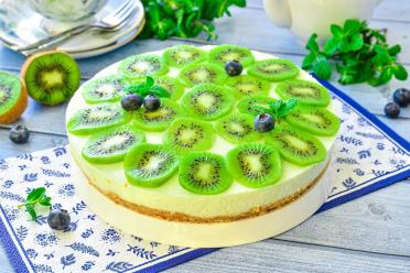 Kiwi & Sour Cream No-Bake Cake