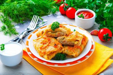 Slow Cooker Stuffed Cabbage Rolls in Tomato Sauce