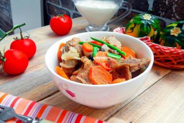 Tender Beef Stew with Carrots and Onions