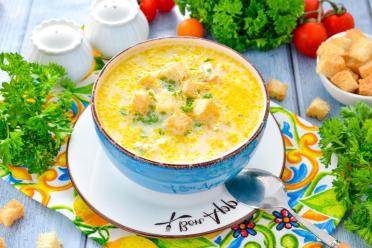 Creamy Chicken Cheese Soup with Crunchy Croutons