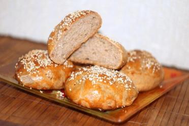 Rye and Onion Buns: Light, Airy, and Aromatic Delights