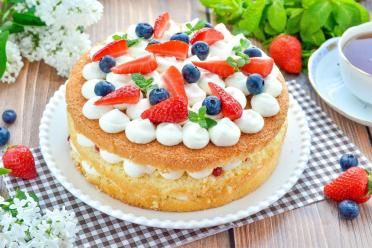 Cheese Cream Sponge Cake with Berry Filling