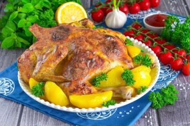 Oven-Baked Whole Chicken with Potatoes