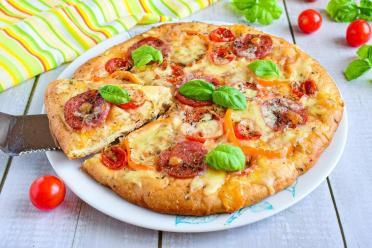 Easy Family-Favorite Mozzarella Tomato Pizza