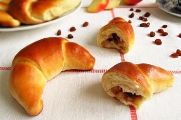 Tender Yeast Dough Bagels with Fruit Filling