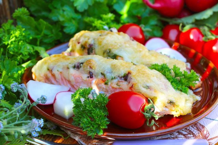 Baked Pink Salmon with Cheese and Onions Baked Pink Salmon with Cheese and Onions